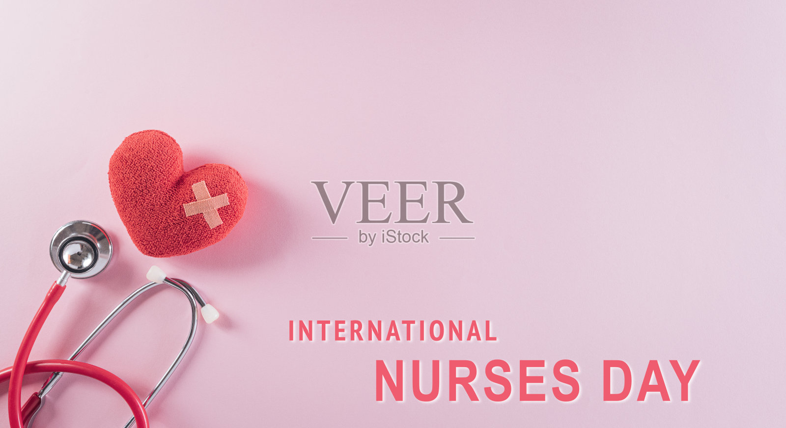 俯视图的医生听诊器和红心在柔和的背景。国际护士节与医疗理念。照片摄影图片
