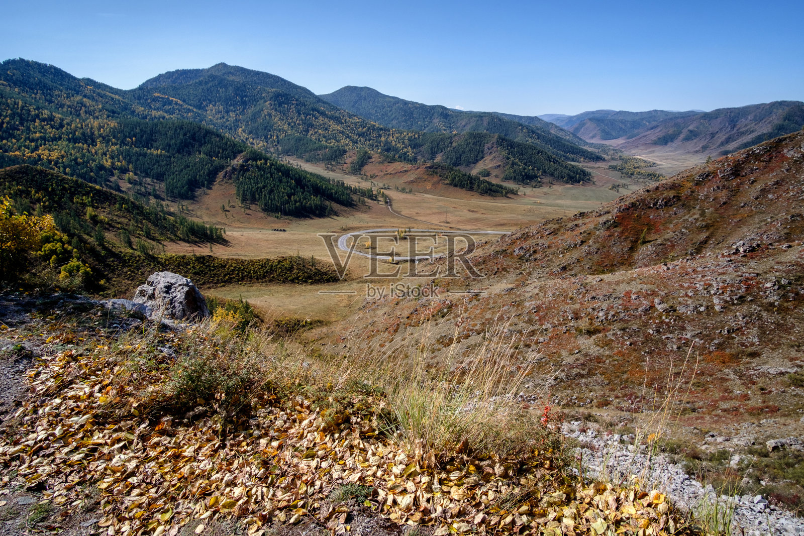 路在山涧，秋在阿尔泰照片摄影图片
