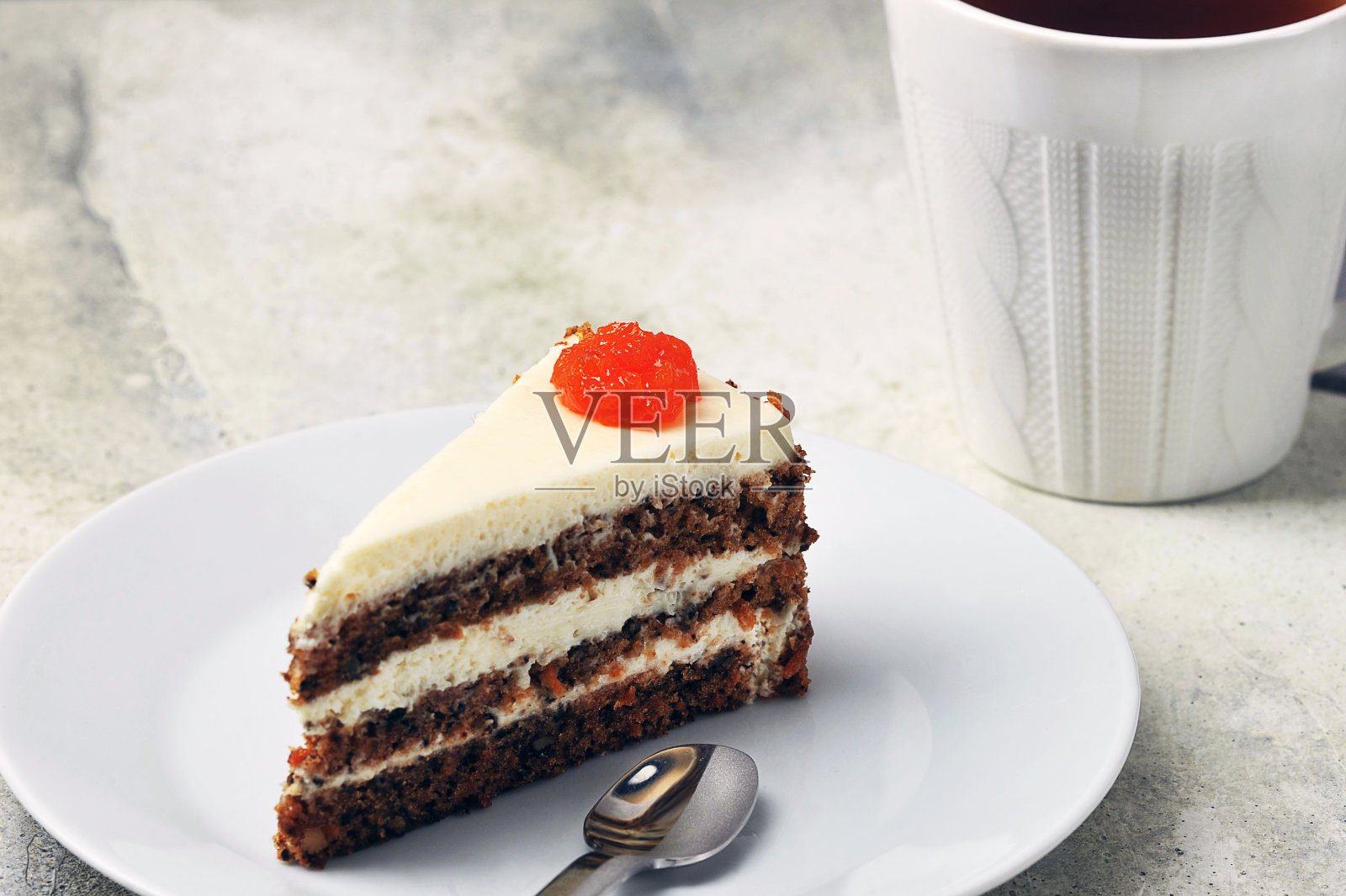 白杯子里的茶，胡萝卜蛋糕照片摄影图片