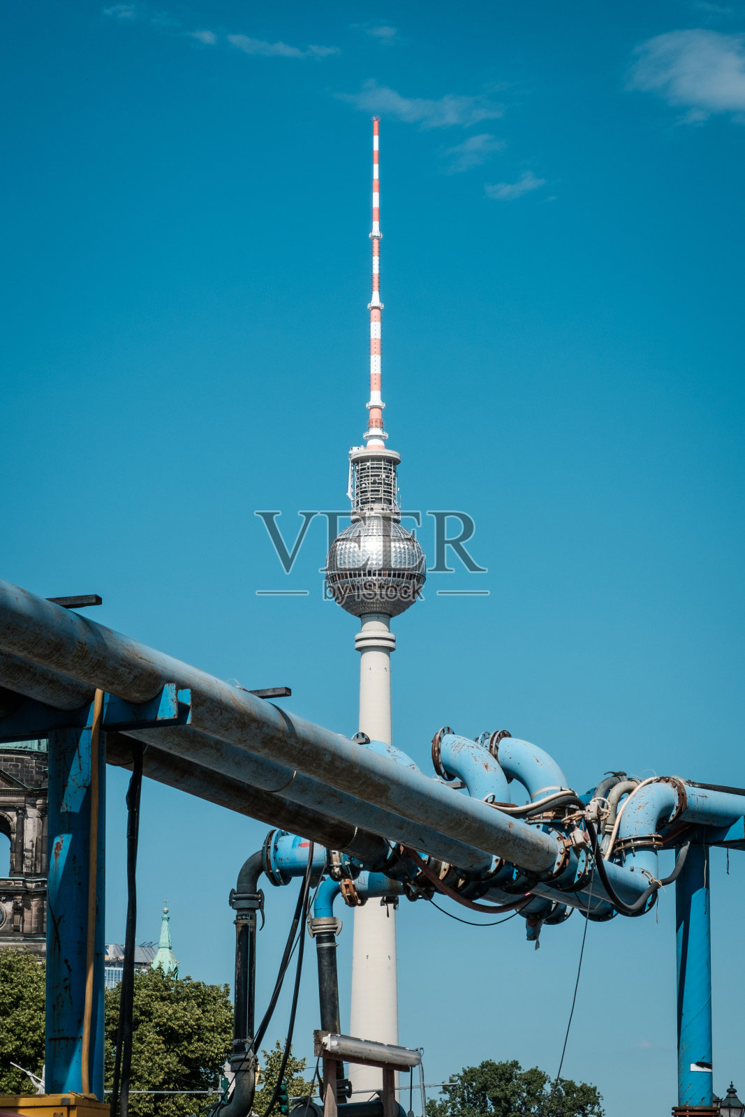 电视塔/柏林蓝色水管后面的电视塔-建筑工地照片摄影图片
