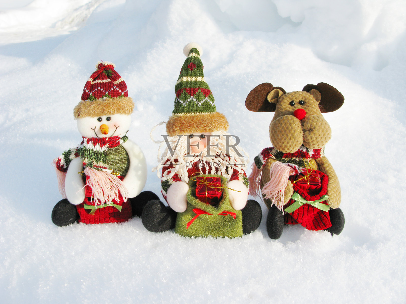圣诞老人快乐，麋鹿雪人圣诞冬季贺卡与雪的背景照片摄影图片