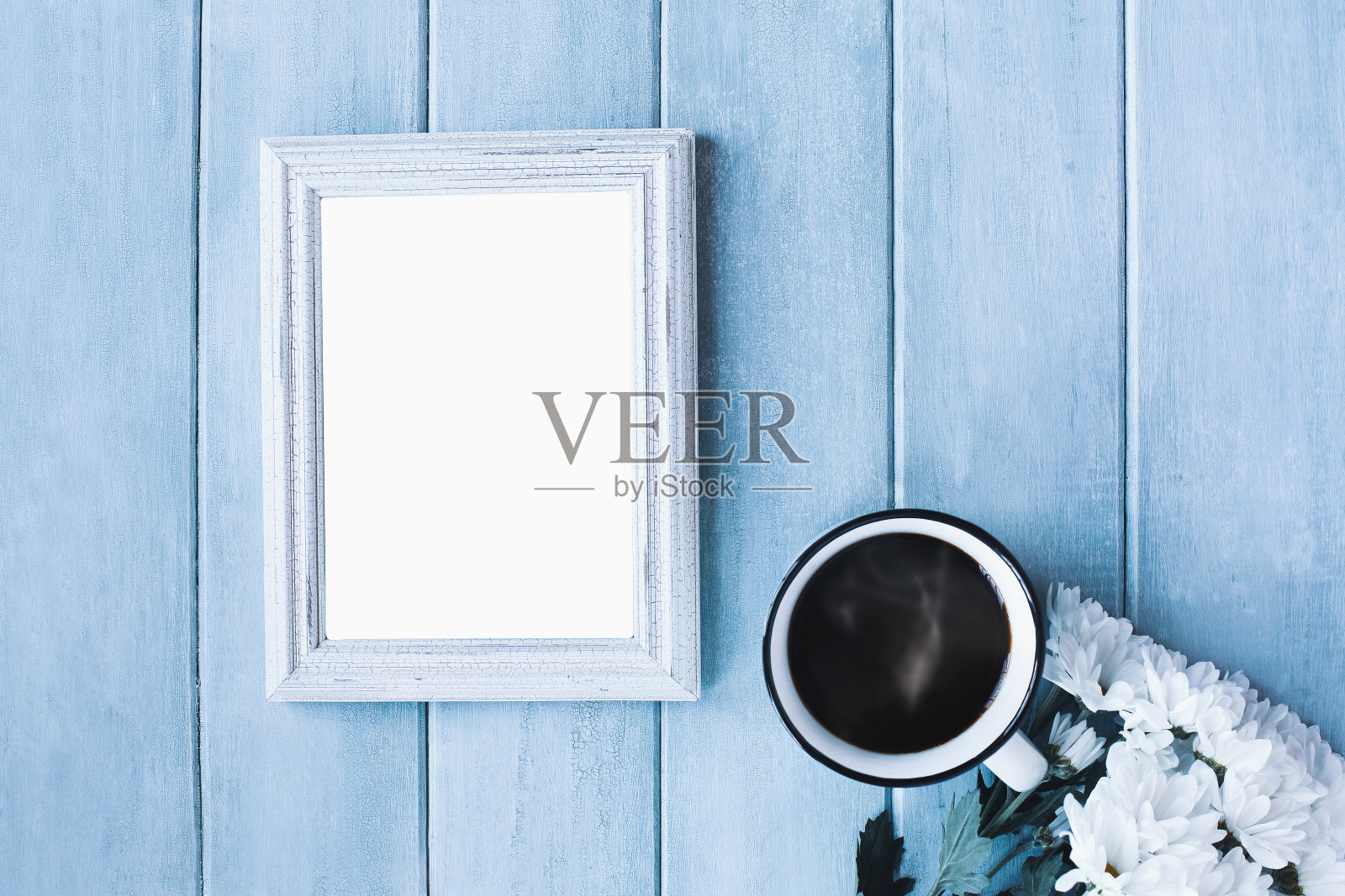 空白的垂直空画框在蓝色的乡村背景与热气腾腾的咖啡照片摄影图片