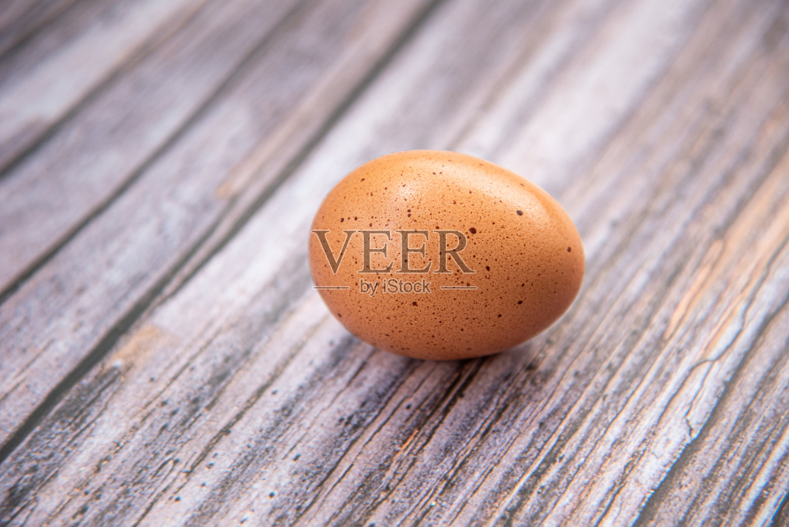 在木制背景上的生鸡蛋的特写视图。鸡蛋通常被认为是最原始的超级食物，因为它们有许多健康益处。“n照片摄影图片