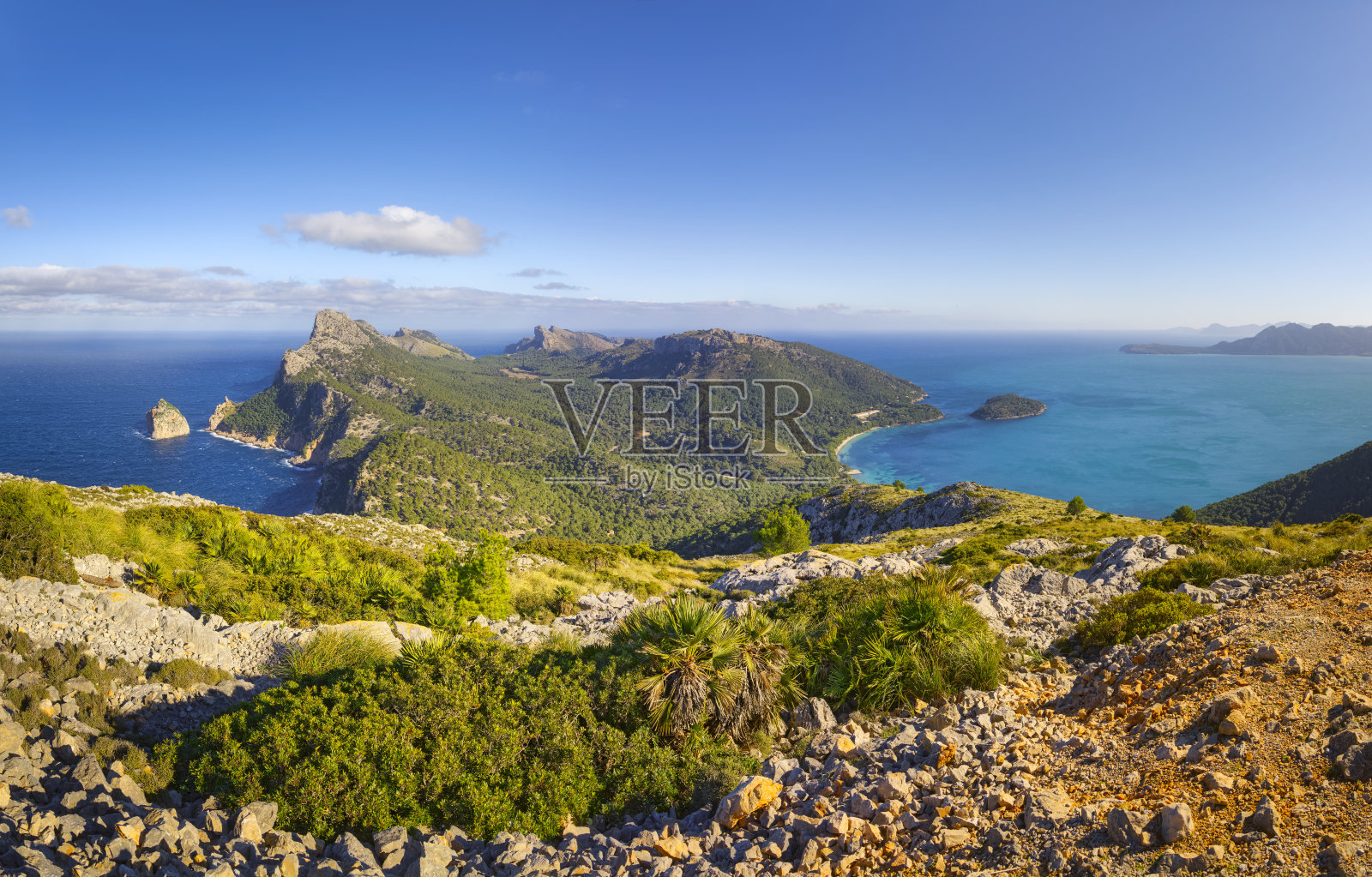西班牙马略卡岛的巴利阿里群岛，靠近弗门托角的Tramuntana山和Platja de formento山照片摄影图片