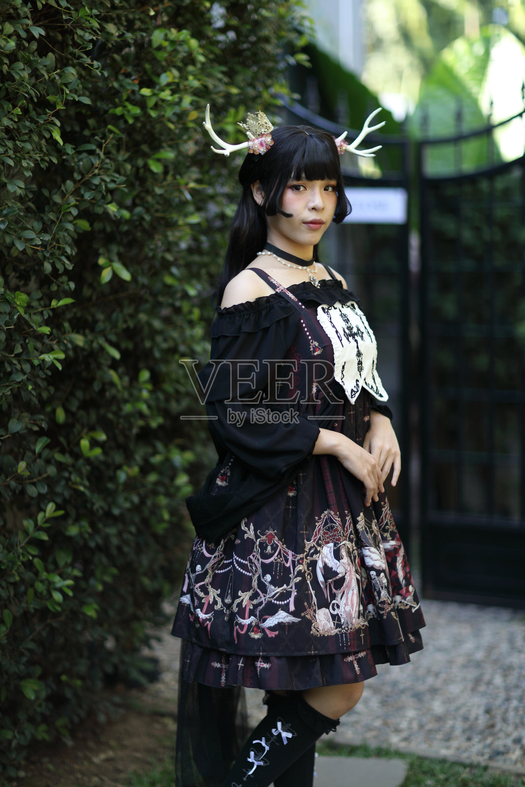 肖像亚洲女孩在洛丽塔时尚服装在花园的背景照片摄影图片