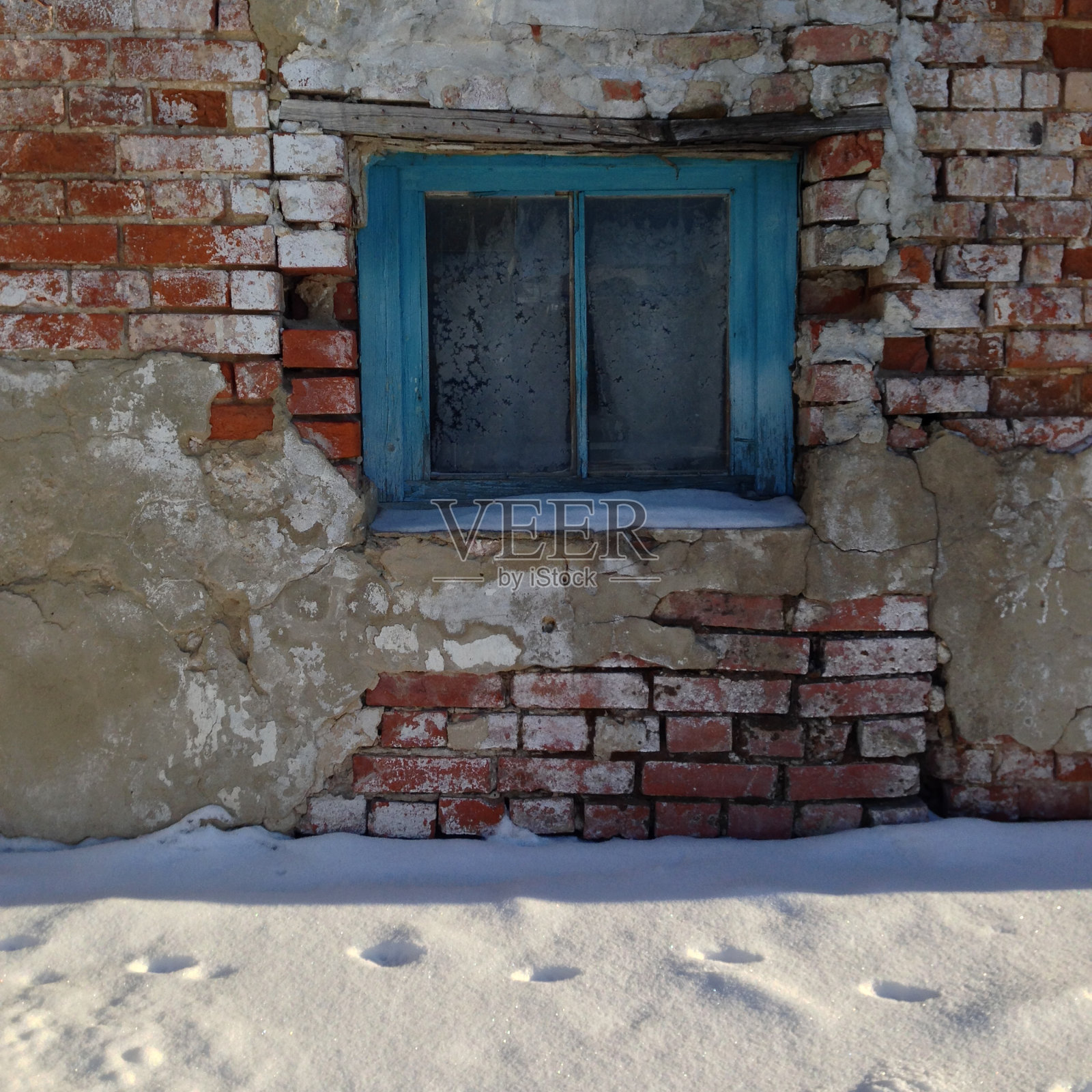 有砖墙和窗户的旧建筑。冬天和雪，俄罗斯。照片摄影图片