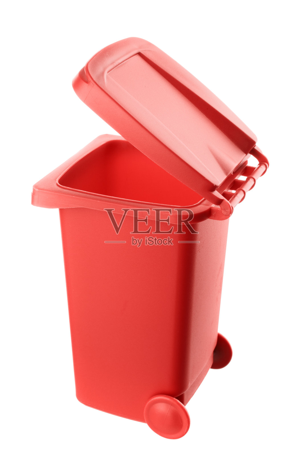 白色背景上孤立的红色塑料垃圾桶照片摄影图片