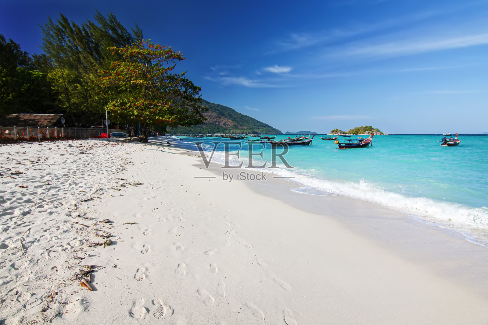 美丽的泰国旅游岛“Koh Lipe”白色的沙滩和蓝绿色的海水与和平清澈的蓝天景观背景照片摄影图片