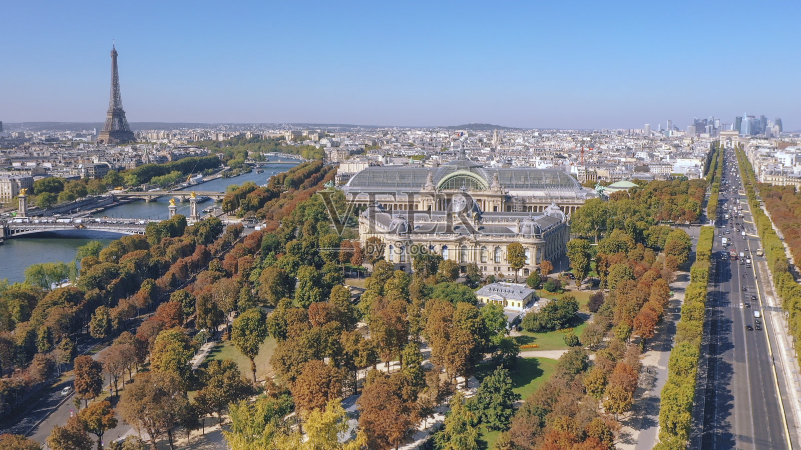 空中俯瞰秋天的巴黎，大皇宫、小皇宫和蒙马特照片摄影图片