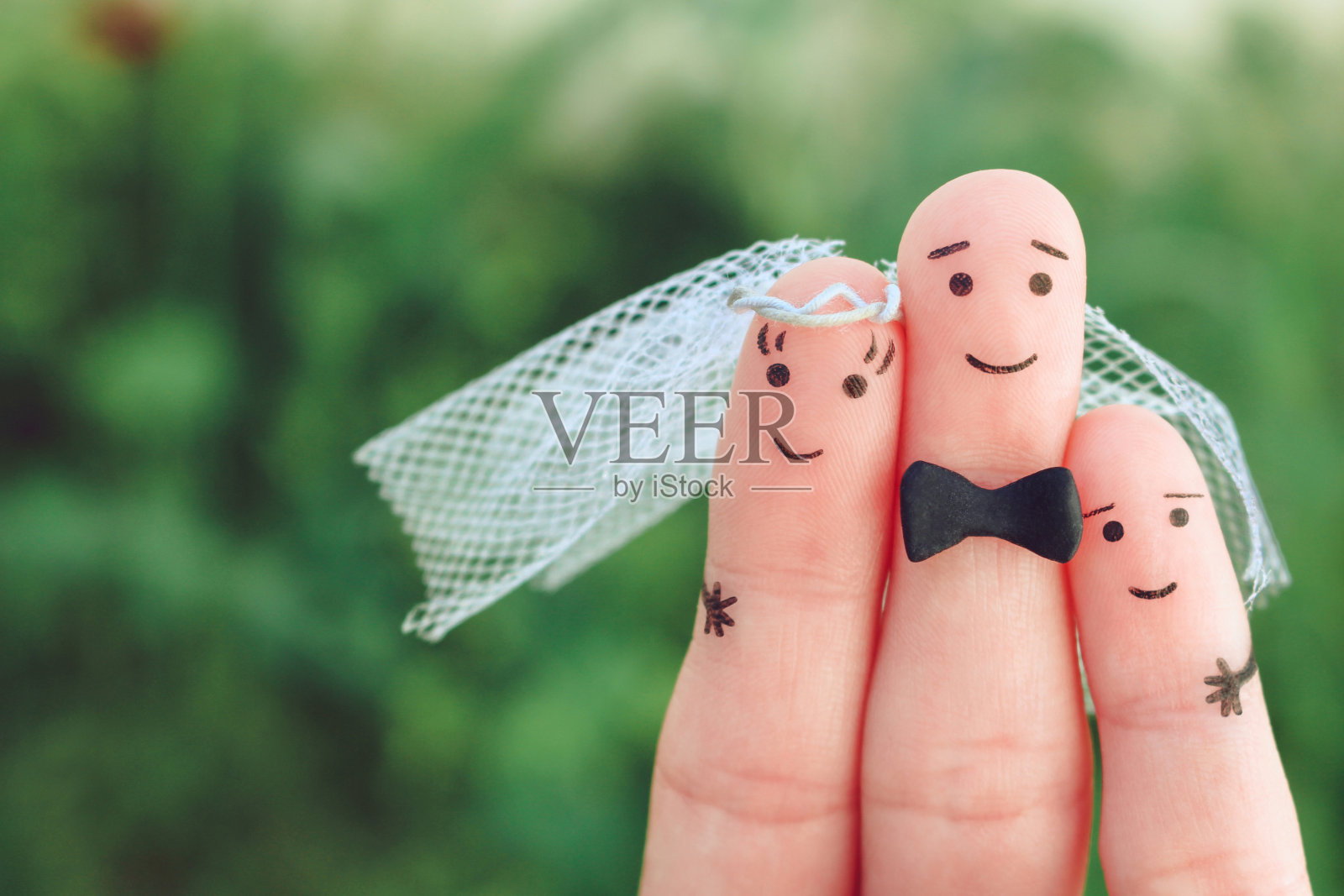 手指艺术的幸福夫妇结婚。继子的概念是对婚礼的喜悦。照片摄影图片