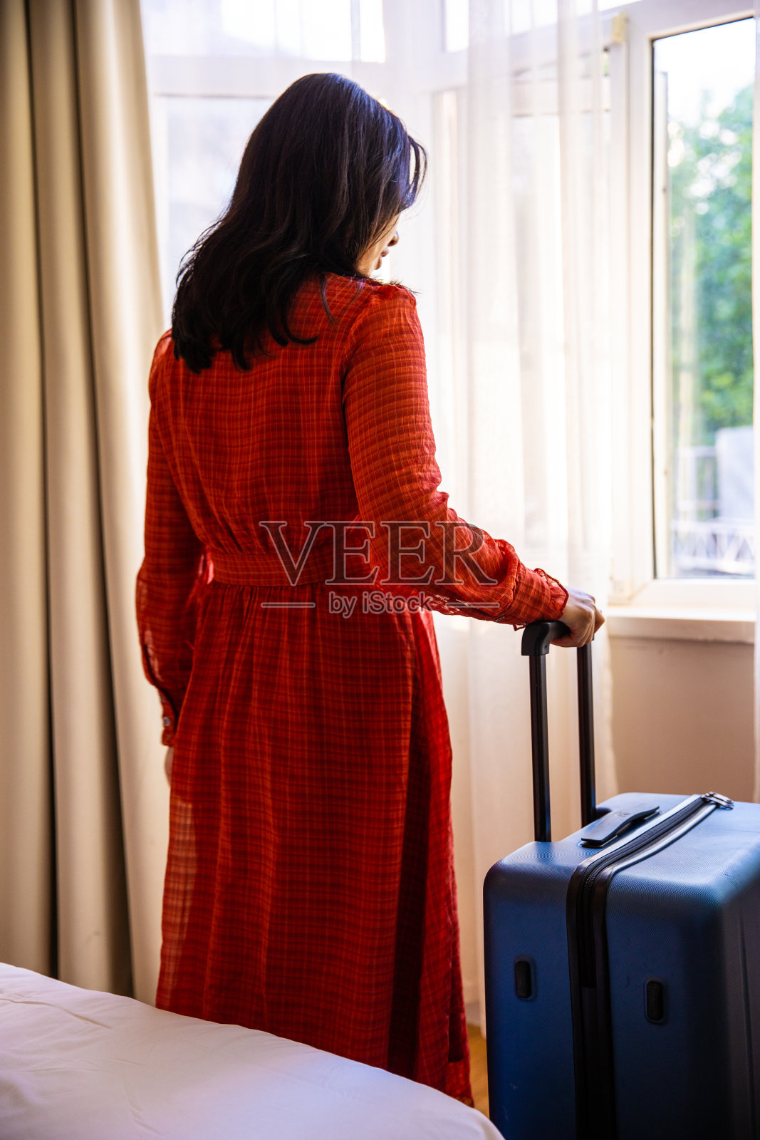 女游客和她的行李在酒店照片摄影图片