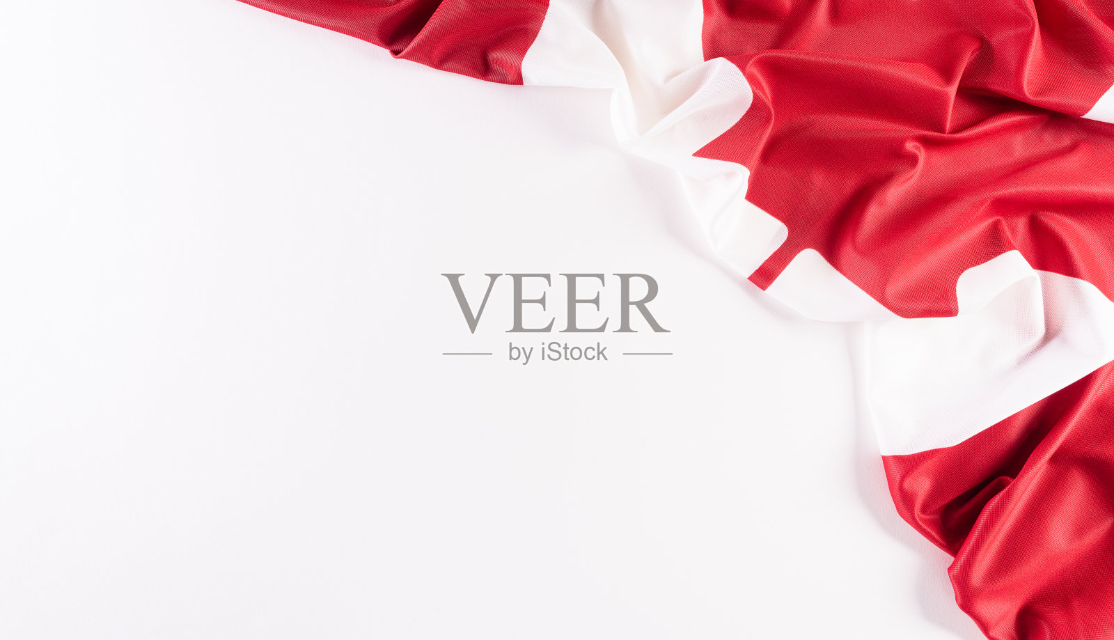 美丽的加拿大国旗布织物，标志或象征加拿大日的概念在白色的背景。照片摄影图片