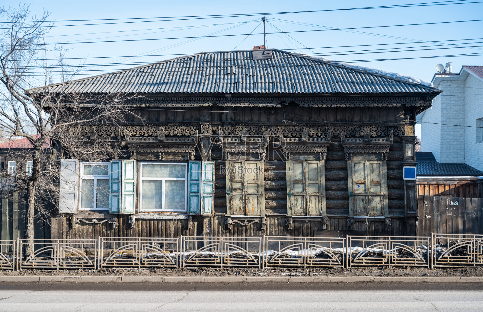 伊尔库茨克:俄罗斯伊尔库茨克州最大城市伊尔库茨克的一座古老而独特的木屋。照片摄影图片