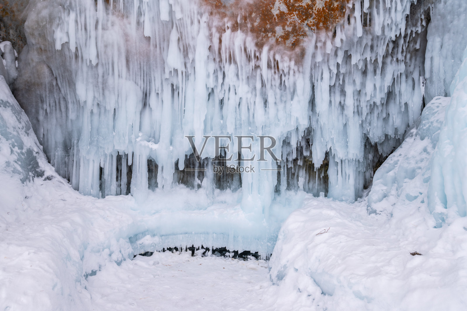 俄罗斯贝加尔湖在零度以下形成的冰峰和冰柱。照片摄影图片