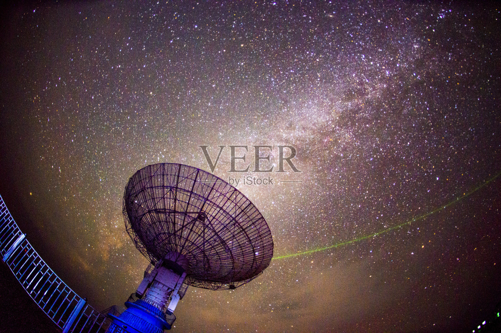 射电望远镜和银河系的夜晚照片摄影图片
