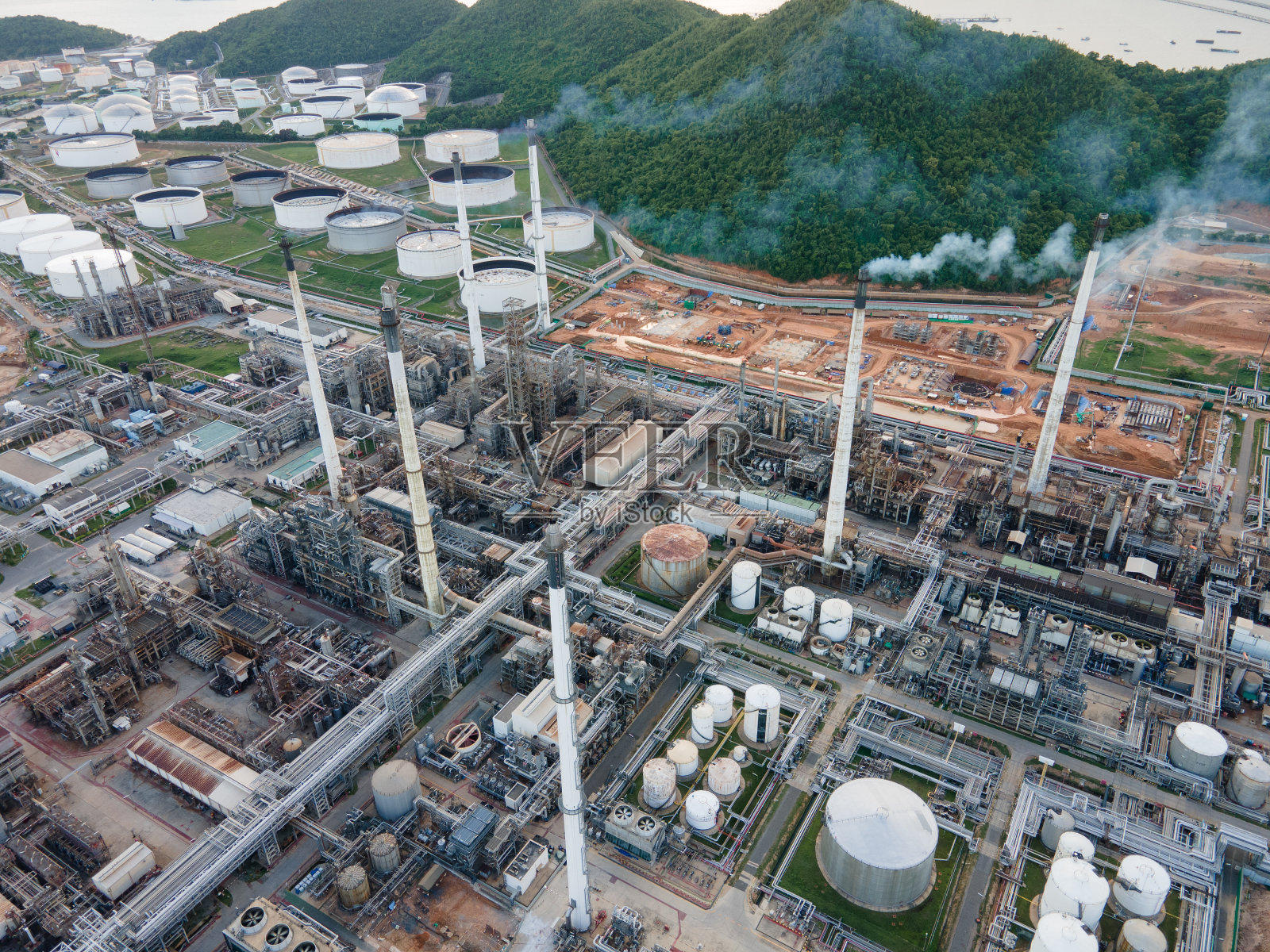 鸟瞰图的电力能源和化学石化炼油厂在日落的工业工程，在区城市，泰国照片摄影图片