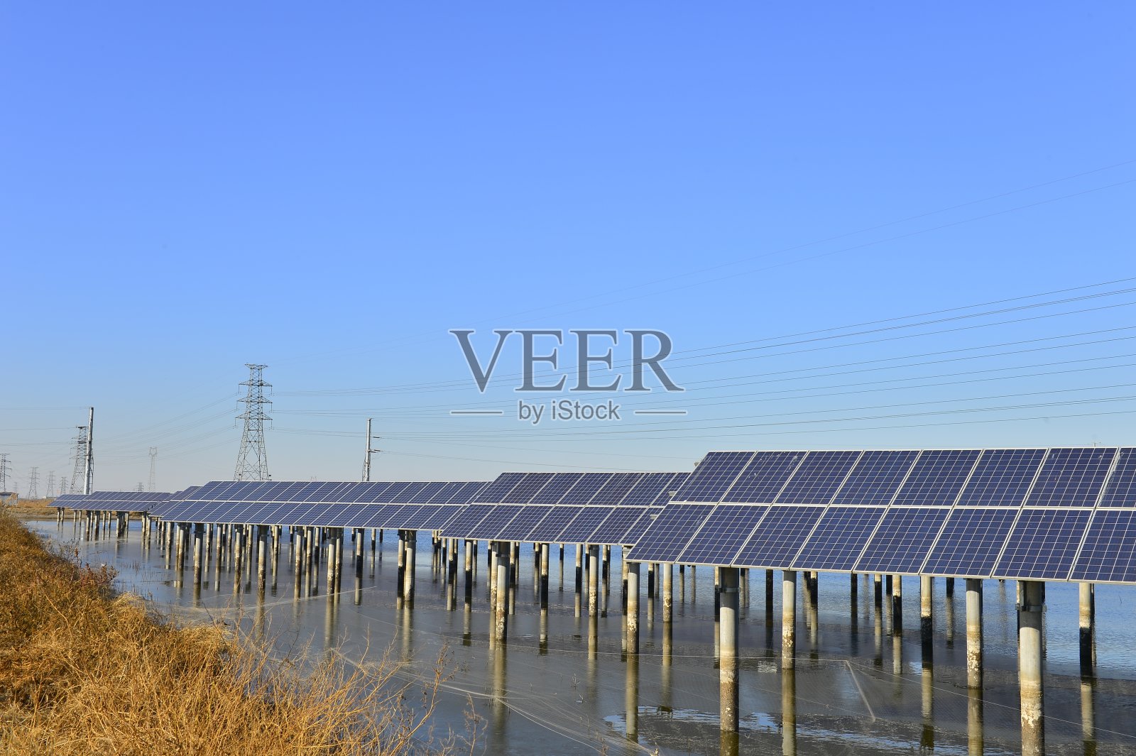 太阳能光伏板和太阳能光伏发电系统照片摄影图片