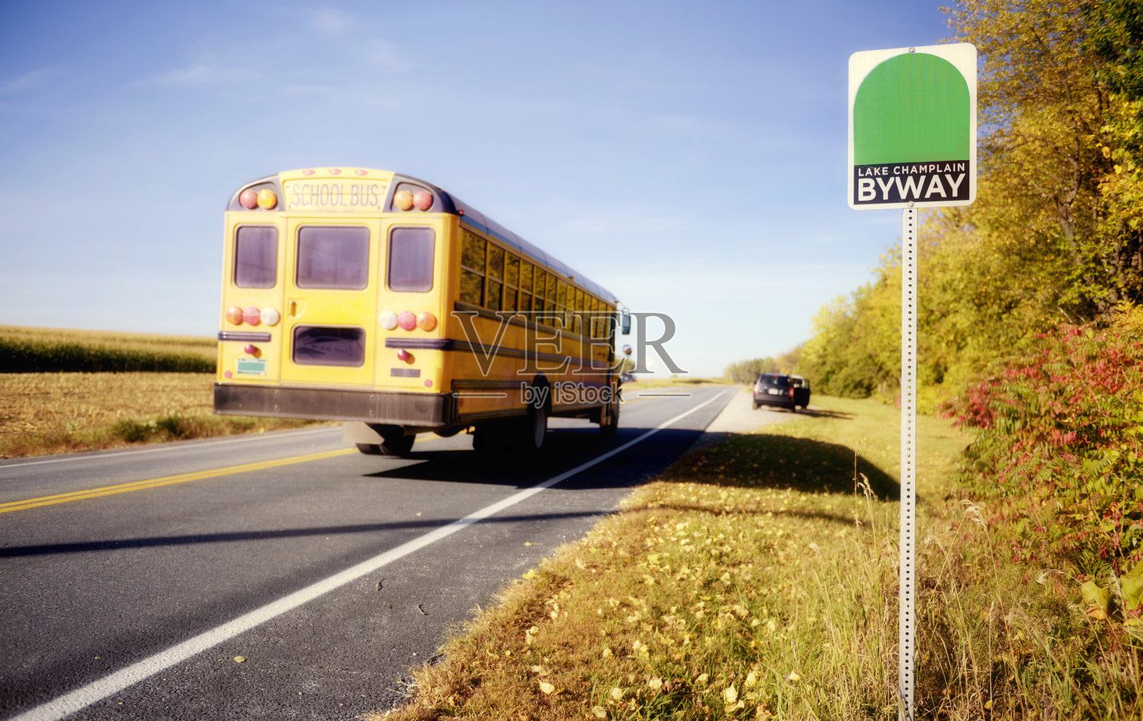 学校巴士在多彩的魁北克路在秋天。照片摄影图片