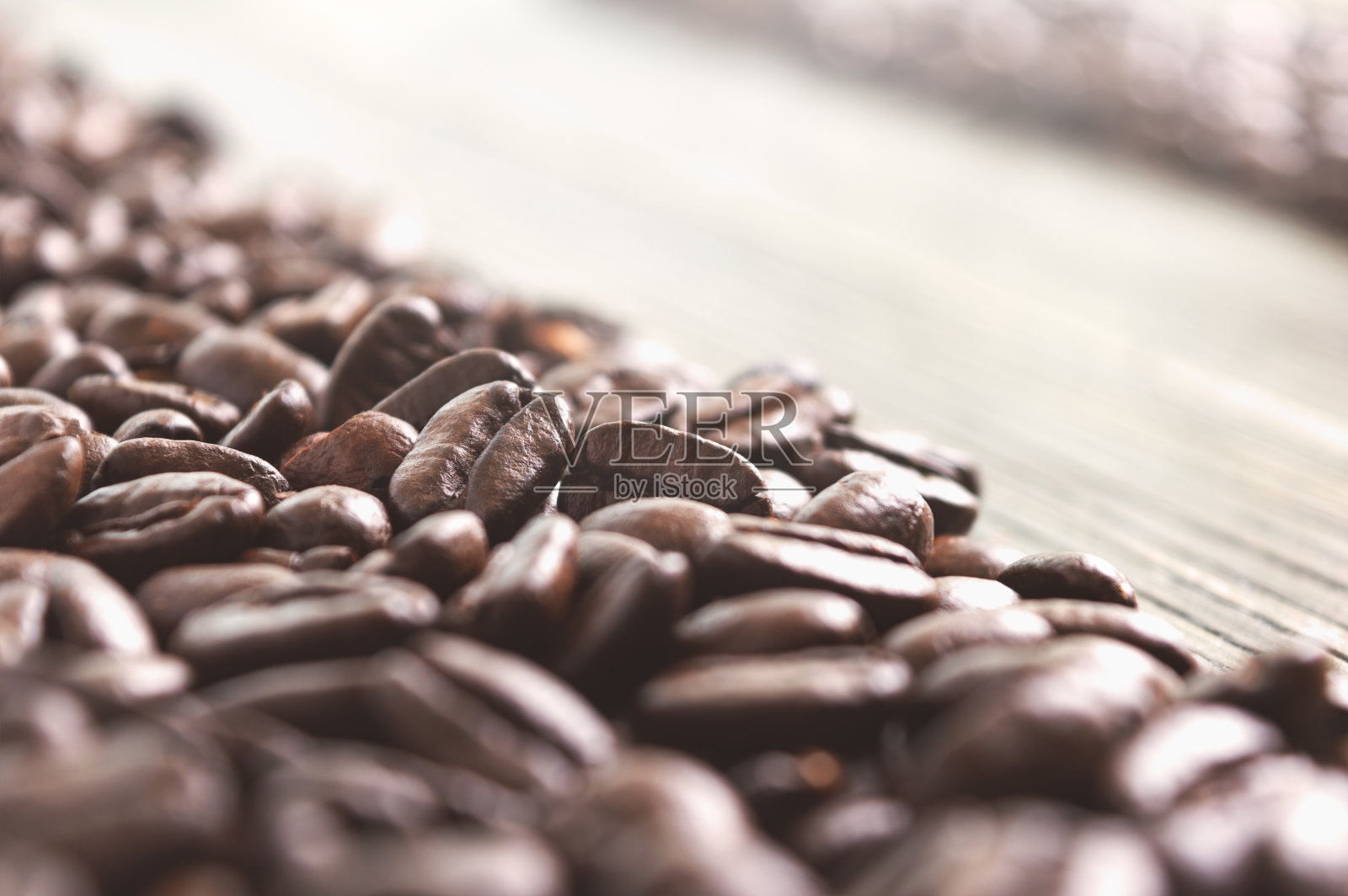 新鲜烘焙的咖啡豆。选择聚焦,散景。鲜香咖啡的概念。照片摄影图片