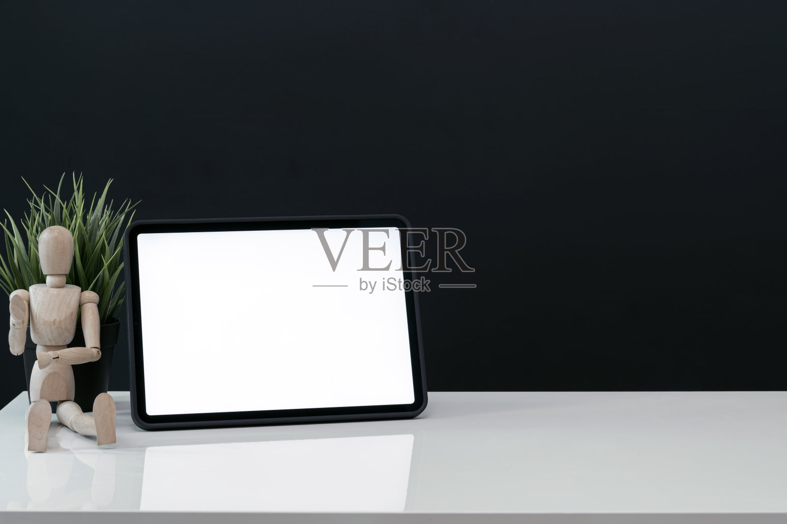 模型的空白白色屏幕平板电脑上的白色桌面与复制空间。照片摄影图片
