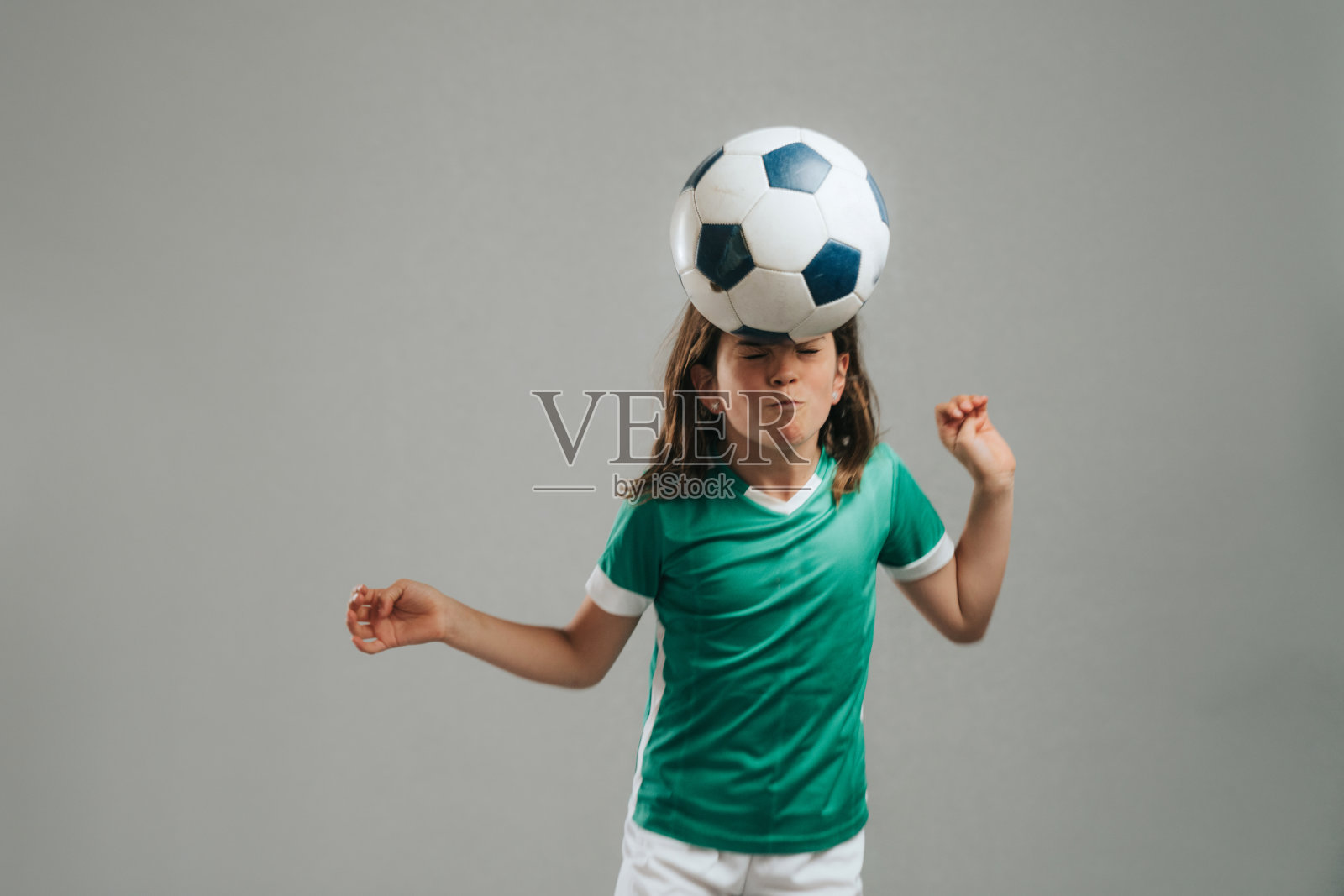 女孩与足球摆姿势照片摄影图片