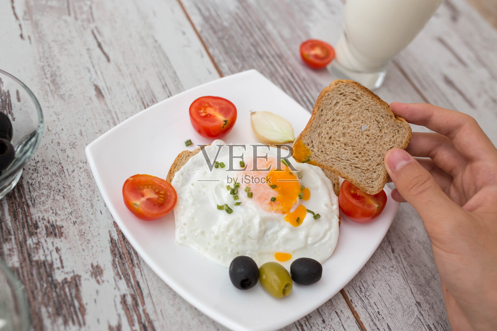 英式早餐——煎蛋、西红柿和熏肉照片摄影图片