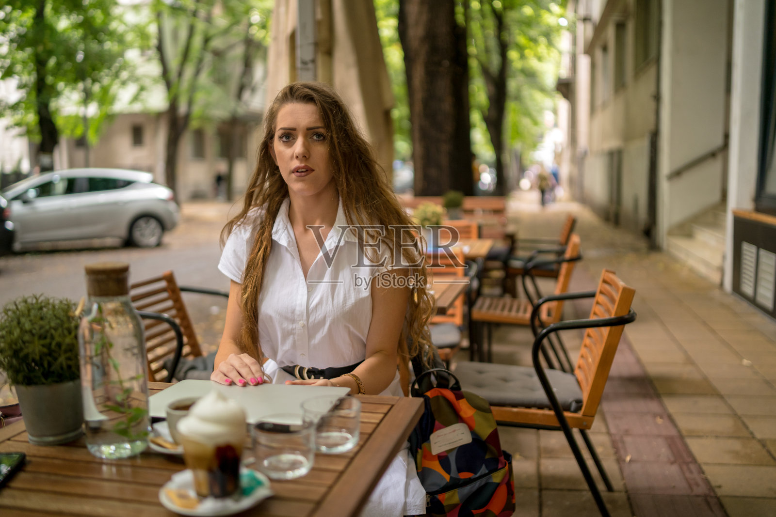 女商人一边用笔记本电脑一边在咖啡桌上喝着咖啡享受工作照片摄影图片