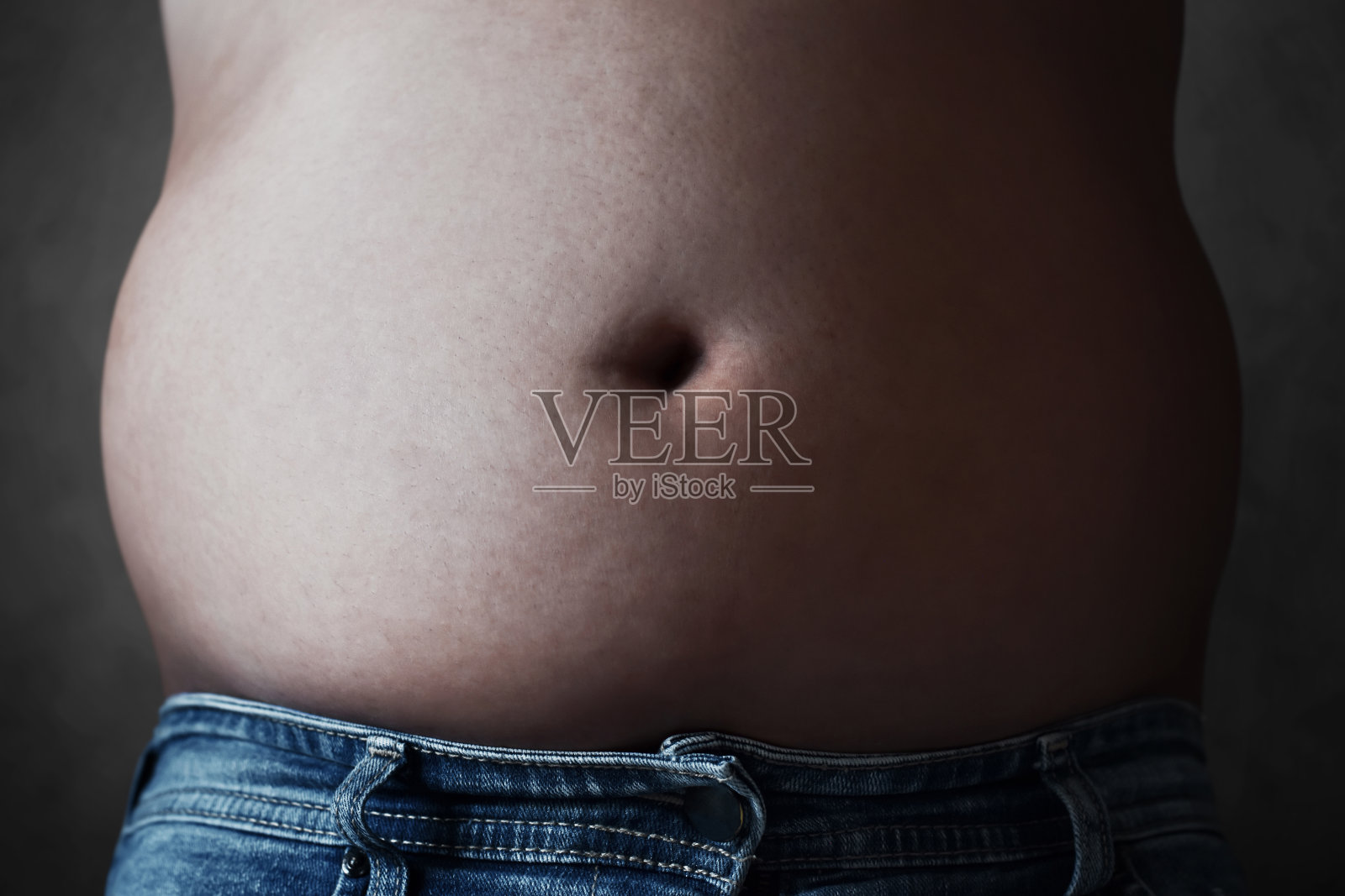 一个大肚子的年轻人照片摄影图片