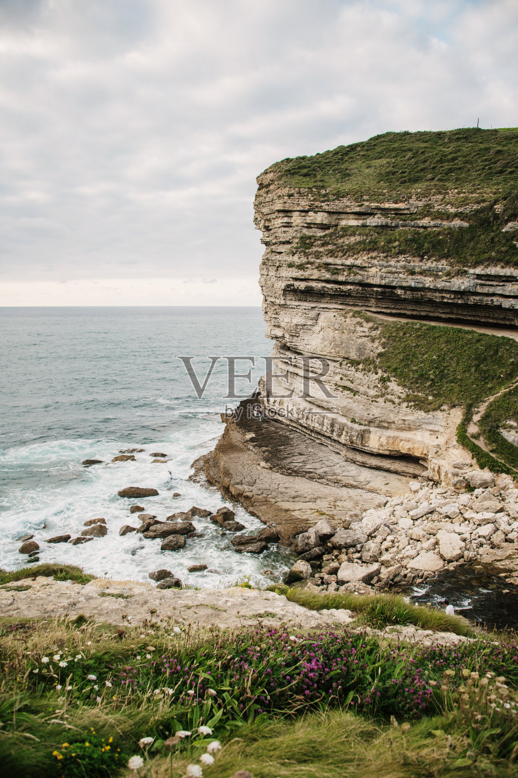 西班牙坎塔布里亚美丽的悬崖照片摄影图片
