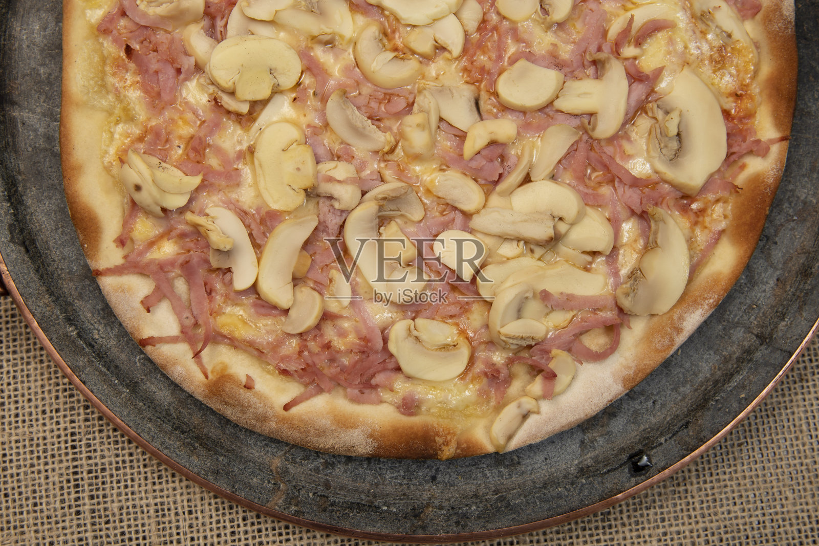 巴西披萨配蘑菇，奶酪和火腿照片摄影图片