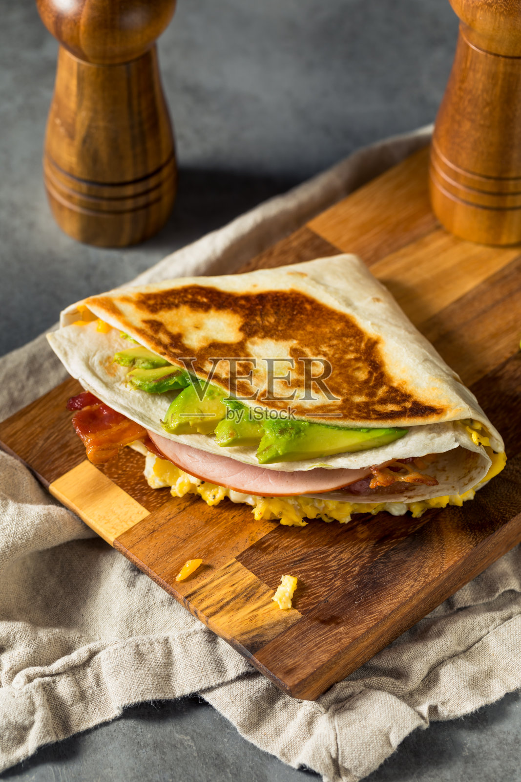 自制时髦的鸡蛋玉米饼早餐三明治照片摄影图片