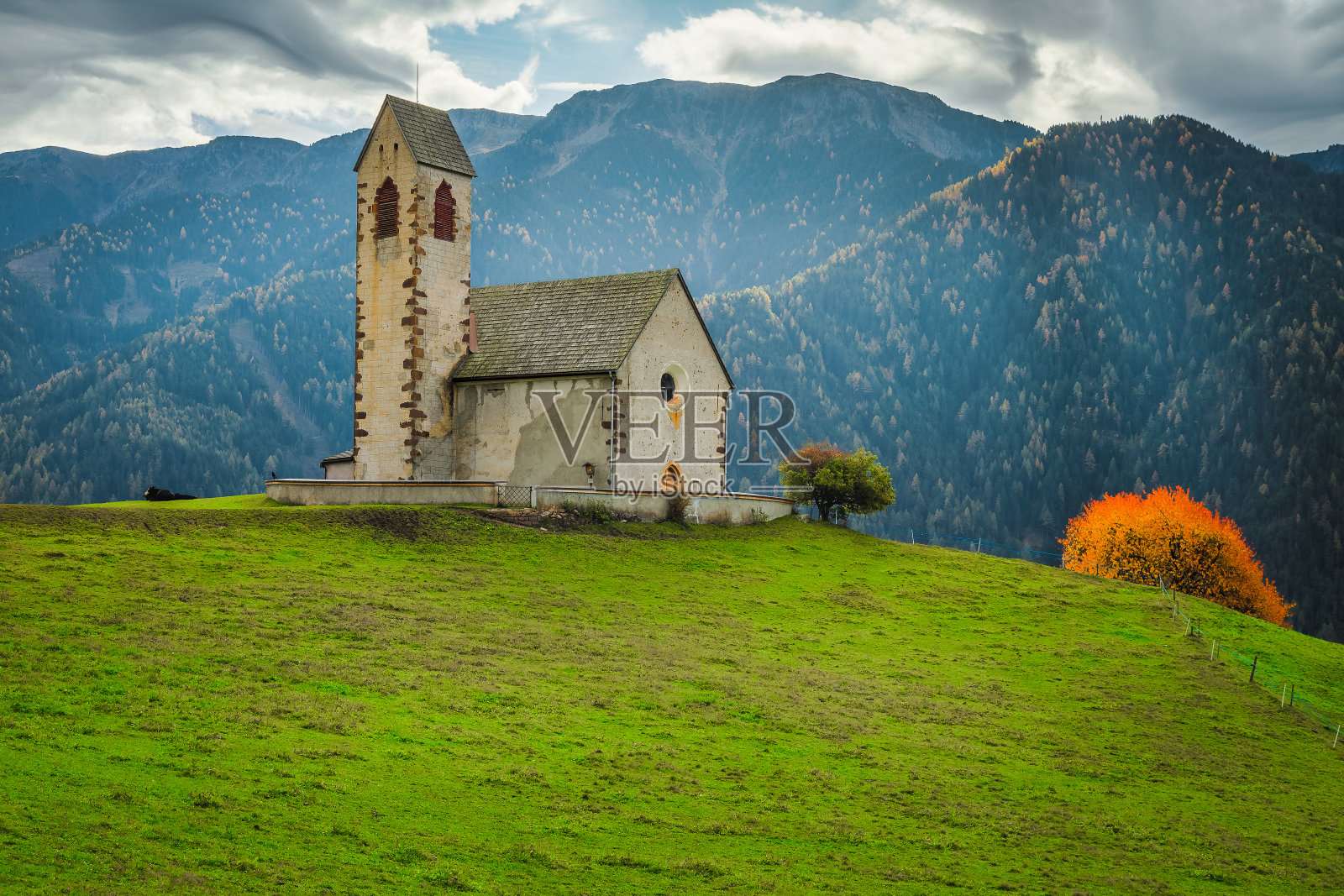 意大利多洛米特山上的圣雅各布教堂照片摄影图片