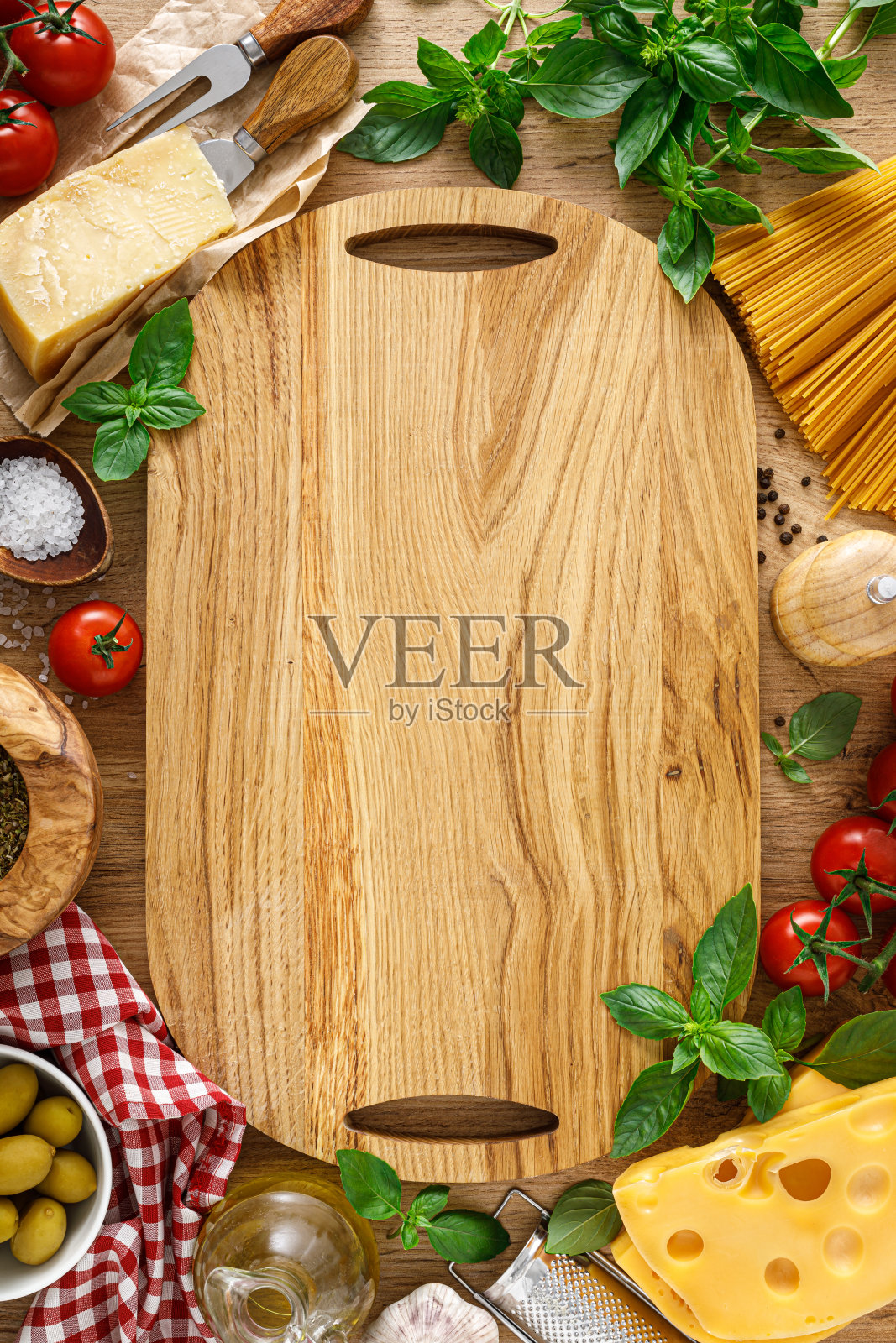 意大利菜。烹饪概念背景与食材烹饪木制厨房质朴的桌子，顶视图与复制空间。做意大利面食的原料照片摄影图片