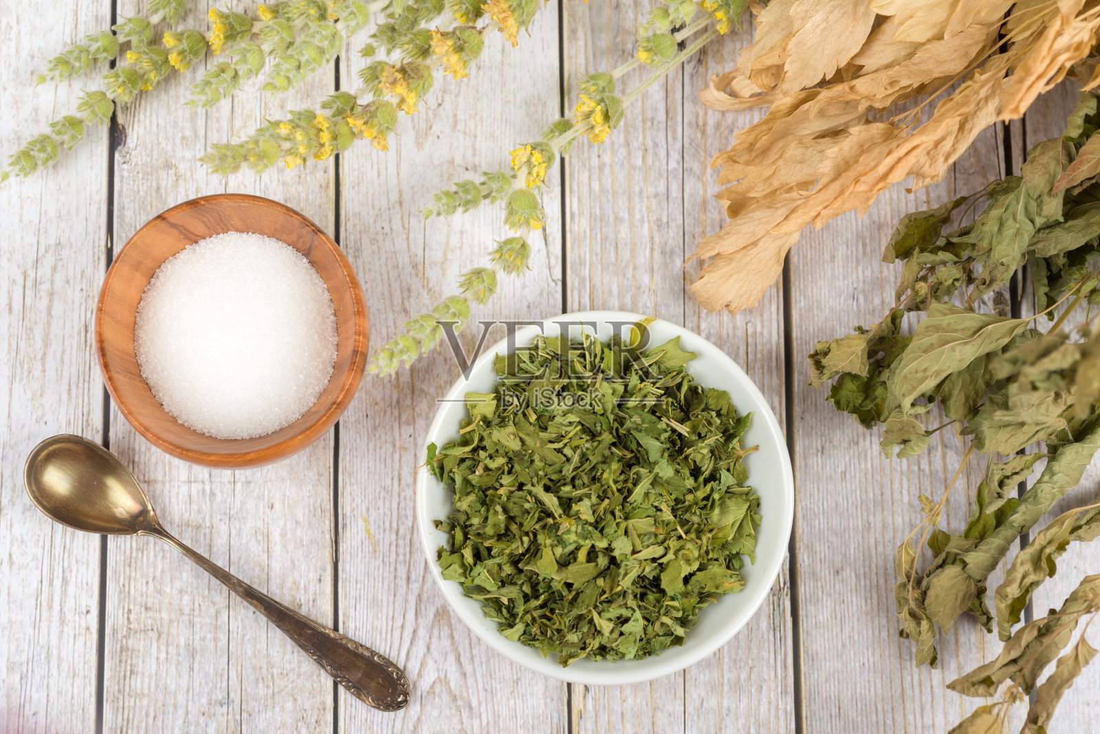 绿茶或加糖和干药草的花草茶照片摄影图片