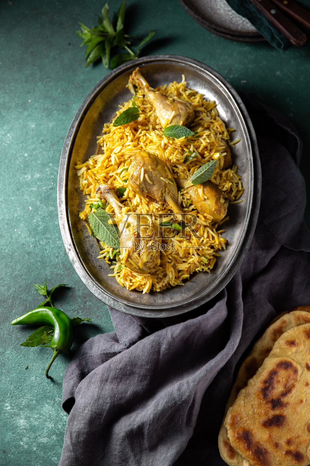 鸡肉印度香饭配酸奶和薄荷，俯视图。巴基斯坦和印度菜照片摄影图片