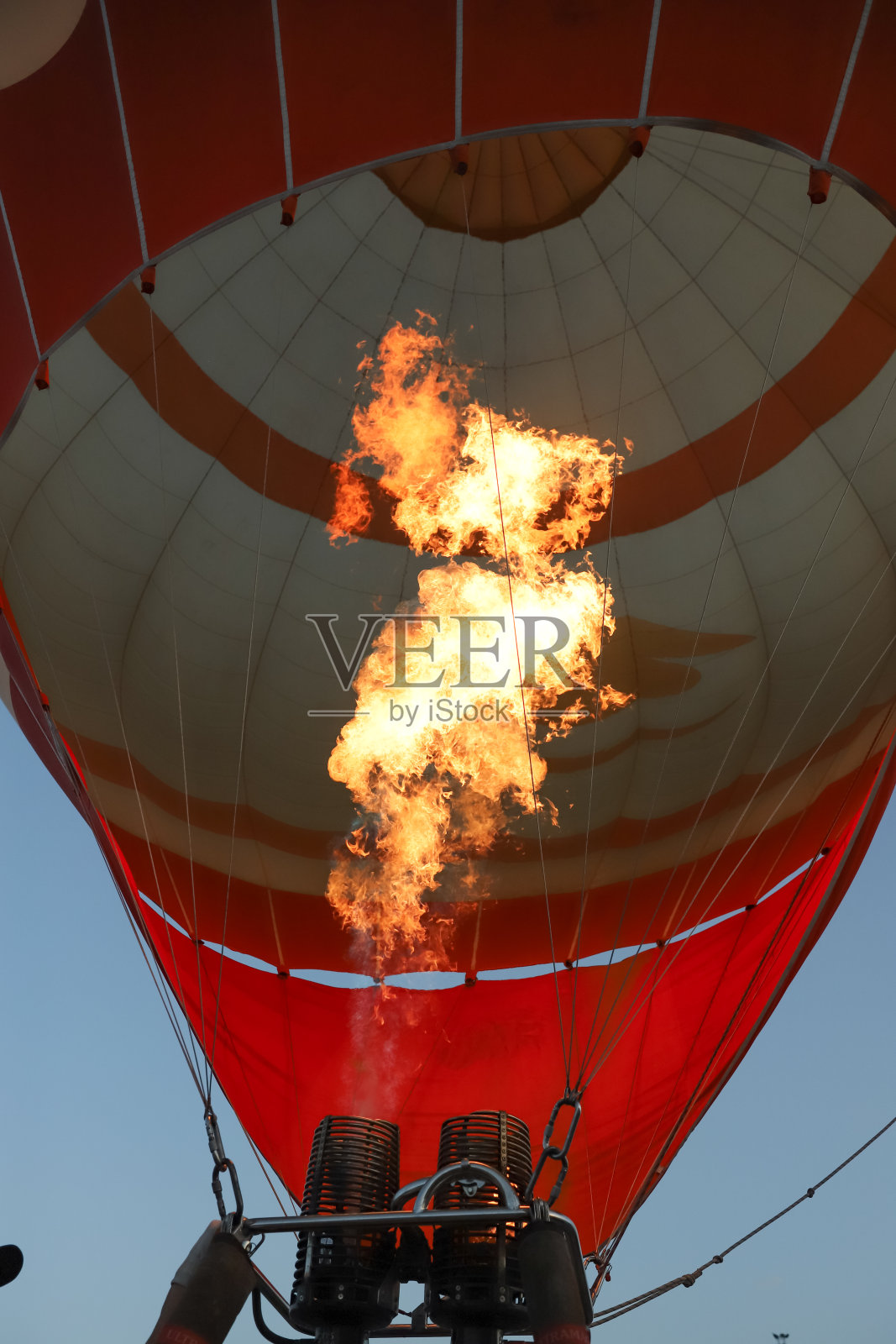 用火膨胀的热气球照片摄影图片