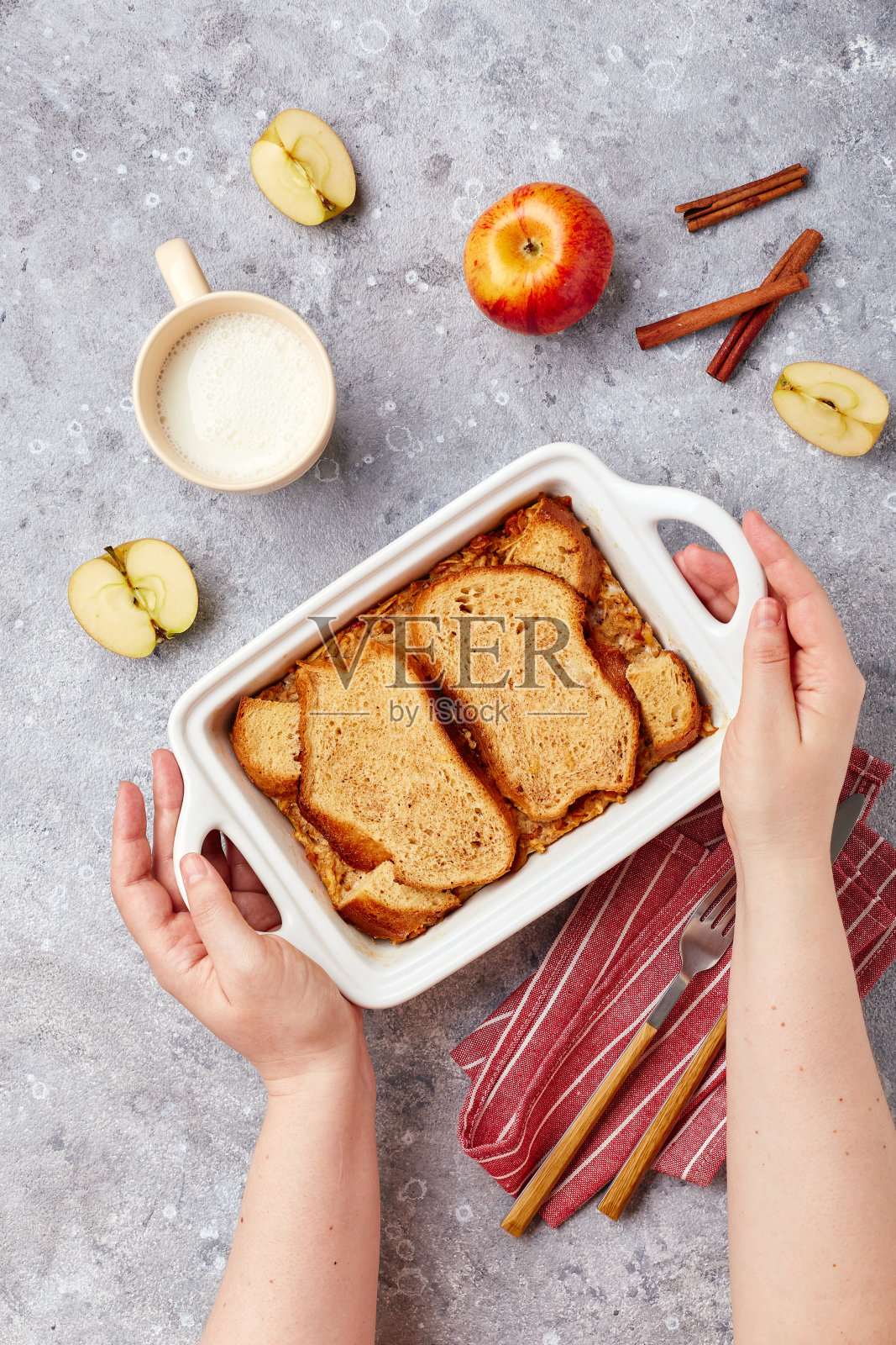面包布丁早餐砂锅，由小麦面包、鸡蛋、牛奶和磨碎的苹果制成照片摄影图片
