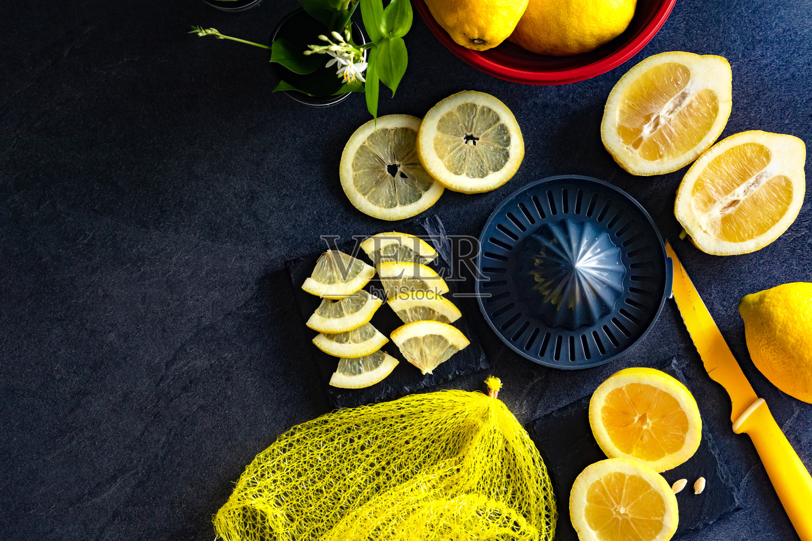 顶视图与副本空间新鲜和成熟的柠檬。健康食品的背景。照片摄影图片