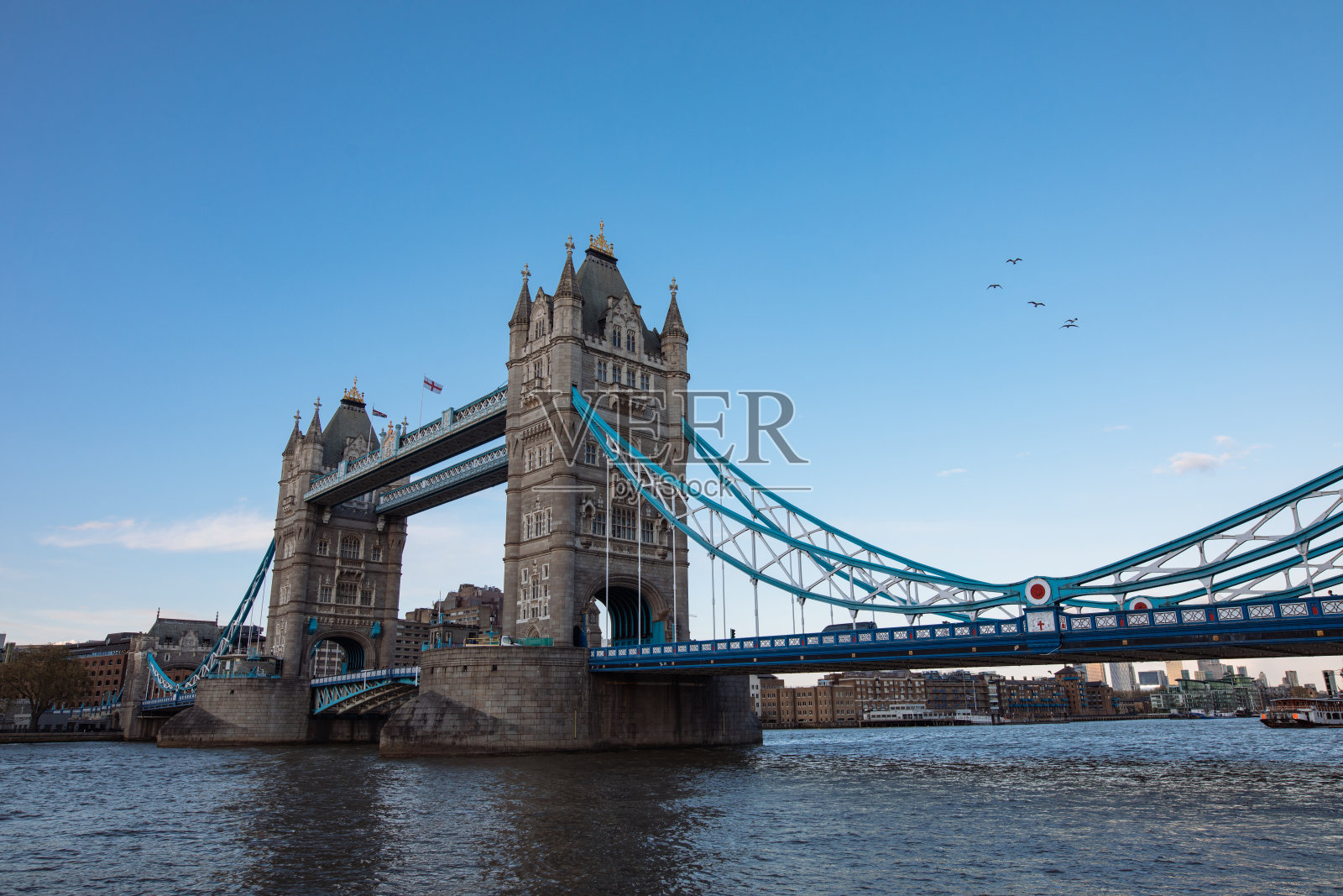 横跨伦敦泰晤士河的塔桥照片摄影图片