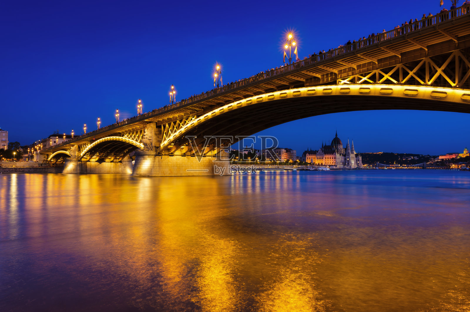 匈牙利布达佩斯的桥梁。议会大厦、桥梁和多瑙河。经典的蓝色时间照片。照片摄影图片
