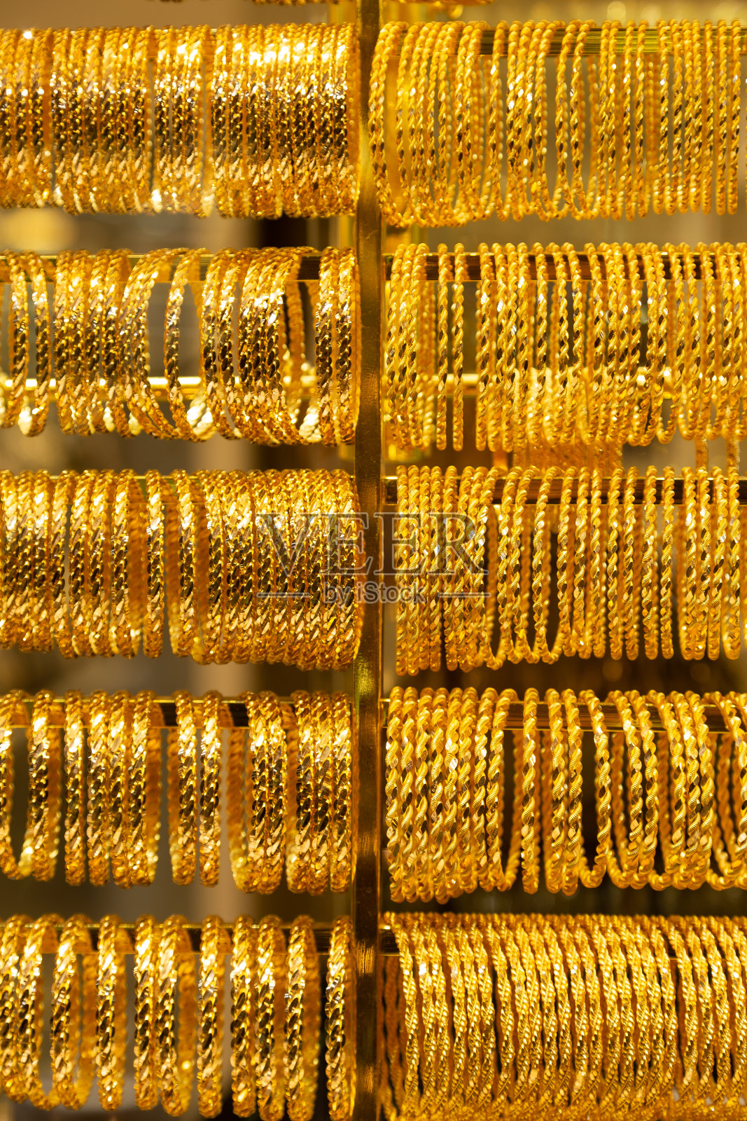 许多黄金珠宝手镯戒指制作的纯金珠宝展示背景照片摄影图片