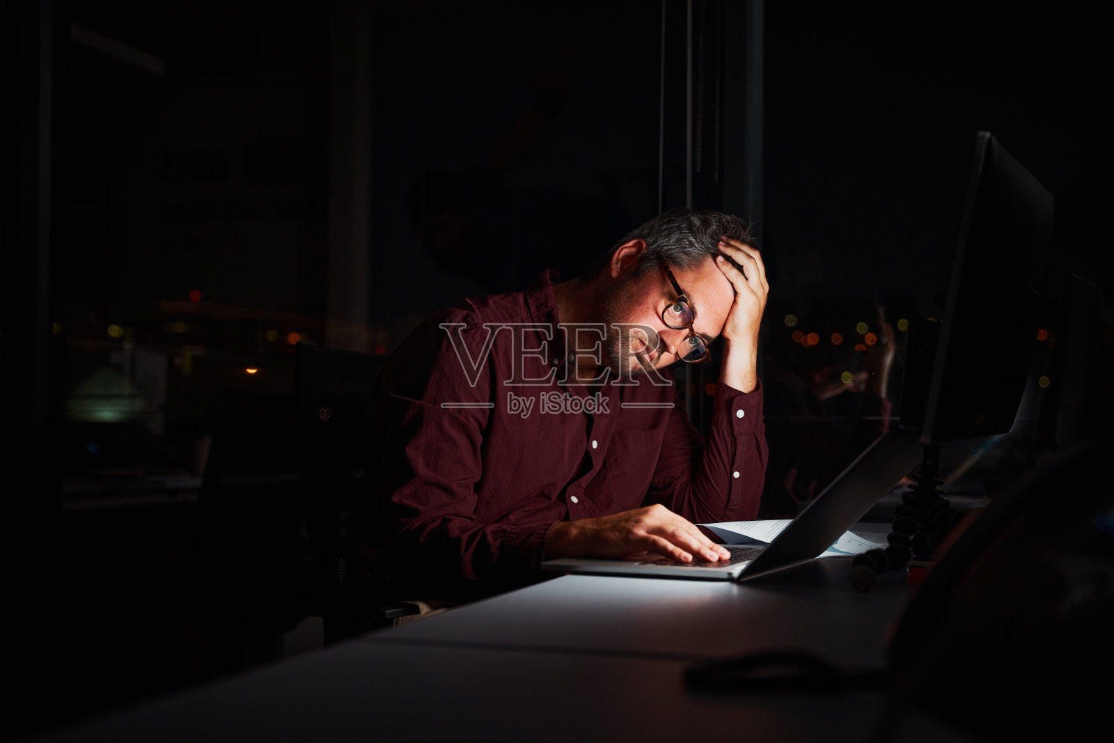 累了疲惫的年轻商业男人和女人睡在办公室会议室图片下载 - 觅知网