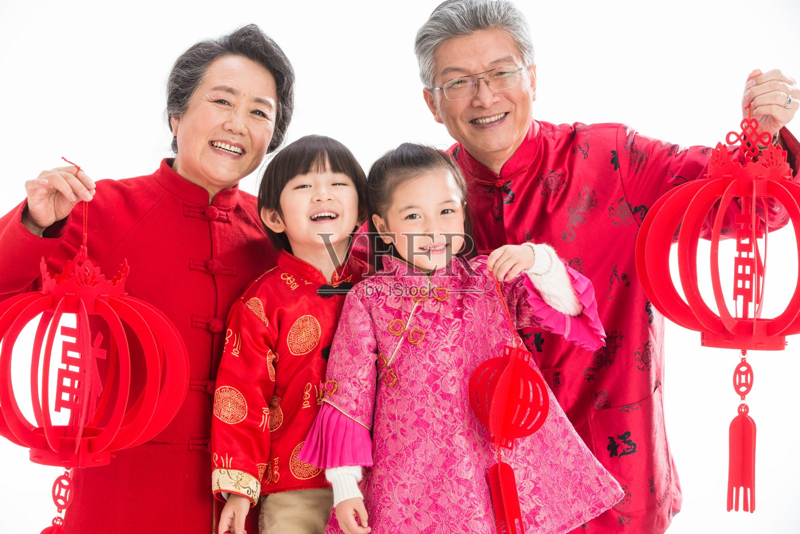 祖父母和孙辈庆祝春节照片摄影图片