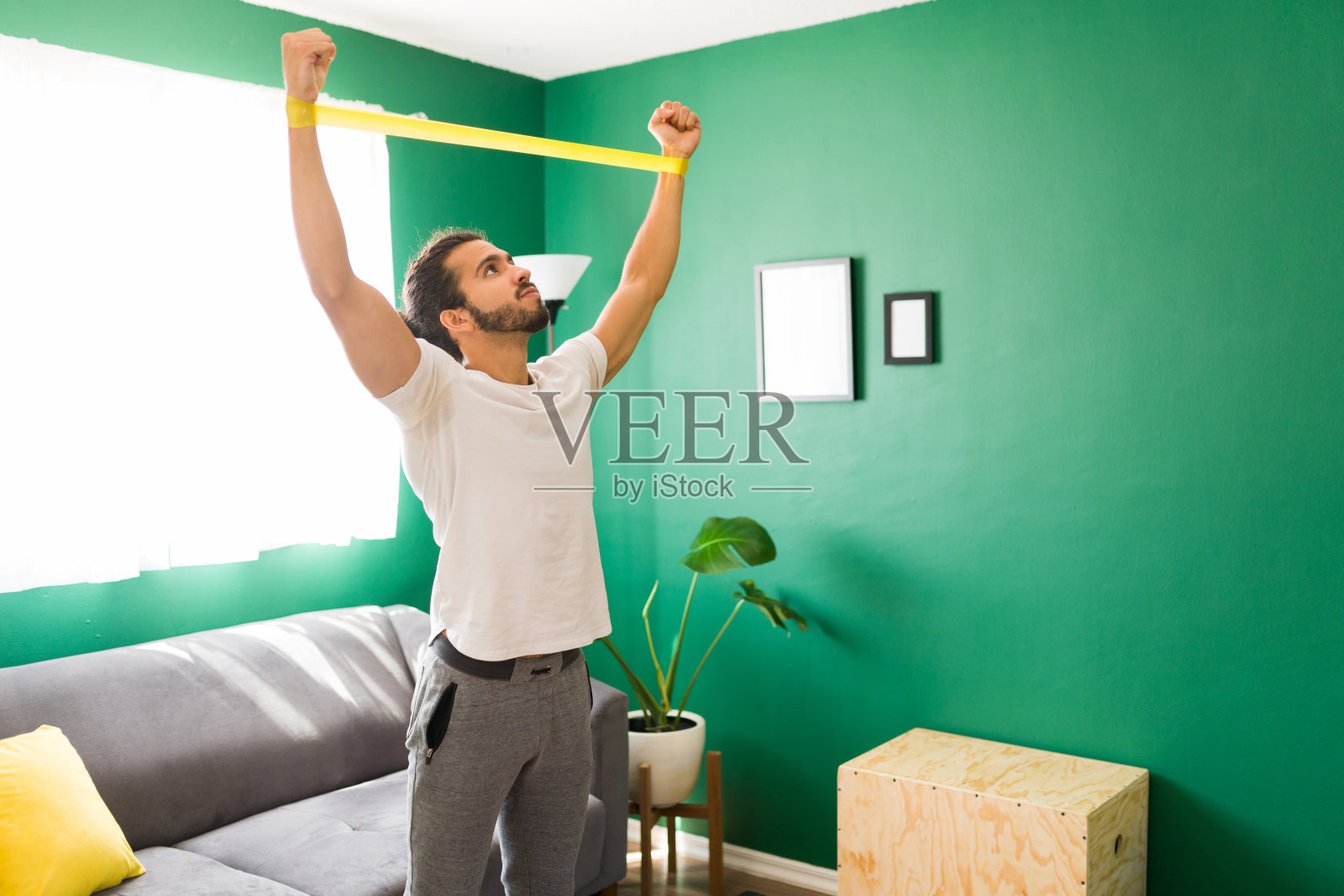 有魅力的男人在锻炼他的手臂肌肉照片摄影图片