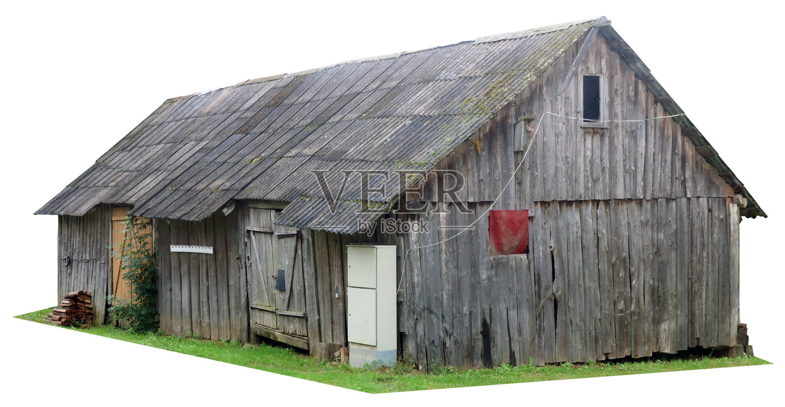用于储存柴火和农具的老式乡村谷仓。孤立的照片摄影图片