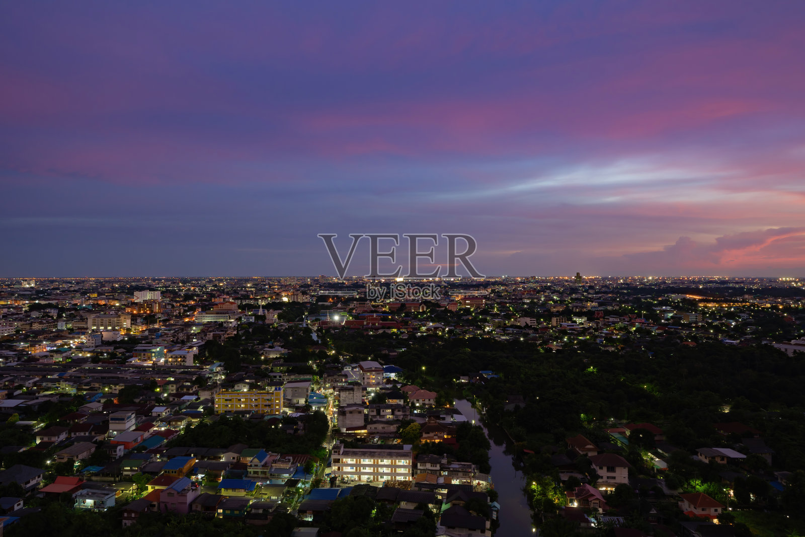 鸟瞰图的住宅与自然树木，泰国曼谷市乌塔迦特区，亚洲城市。住宅，日落时的建筑物。照片摄影图片