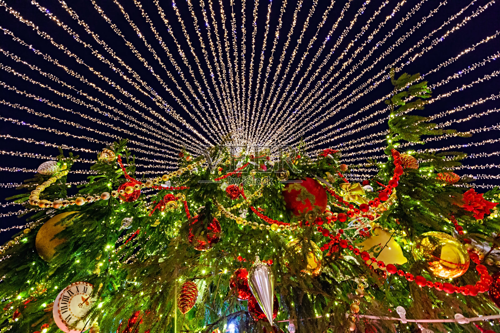 装饰在城市广场的圣诞树。莫斯科,俄罗斯照片摄影图片