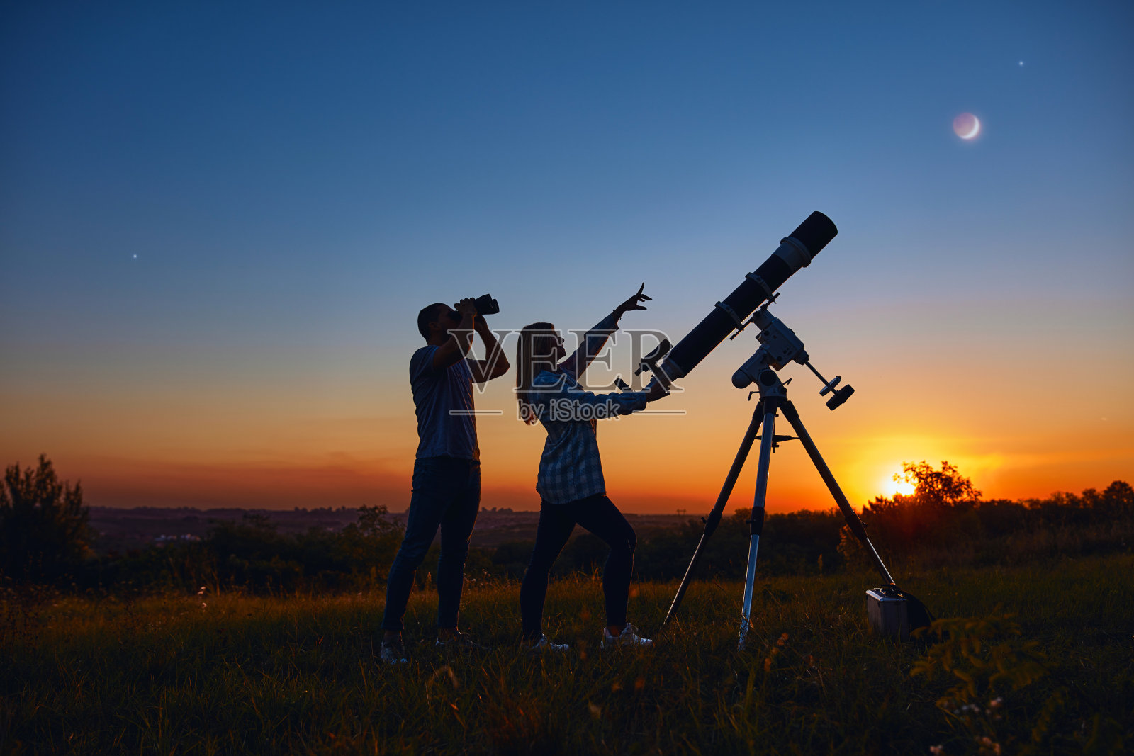 用天文望远镜观察星空。照片摄影图片