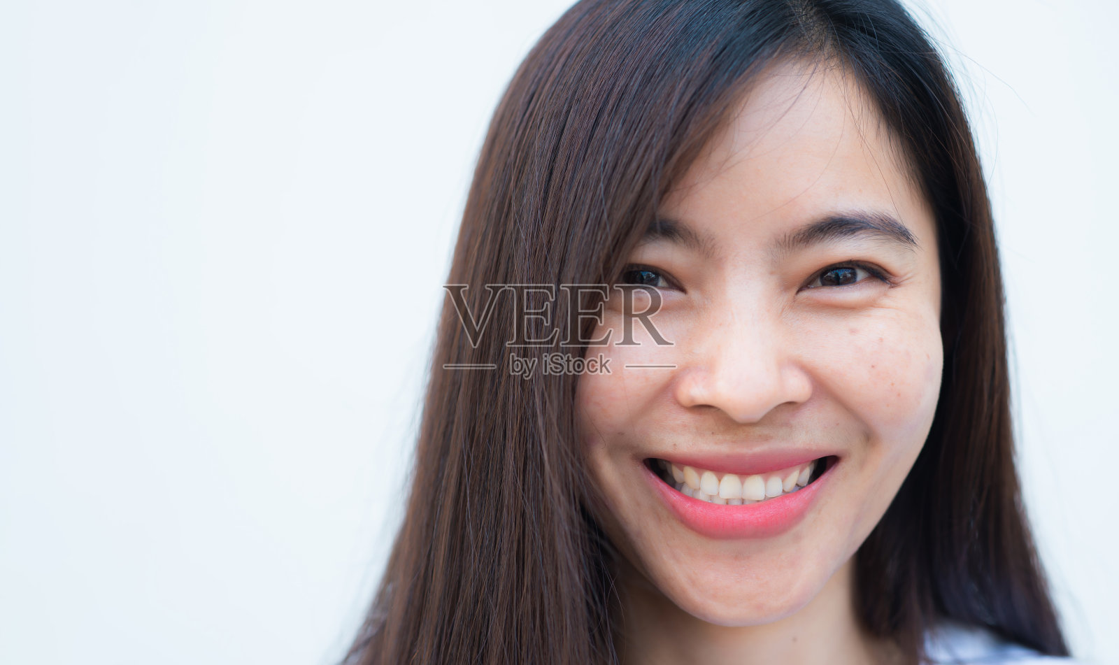 靠近迷人的成年商业女性亚洲女孩与快乐和微笑对白色混凝土墙办公室。照片摄影图片