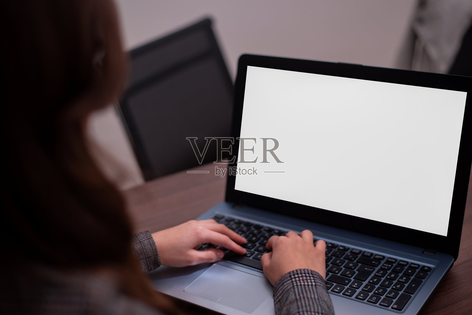 女孩在她的白色屏幕笔记本电脑上打字照片摄影图片
